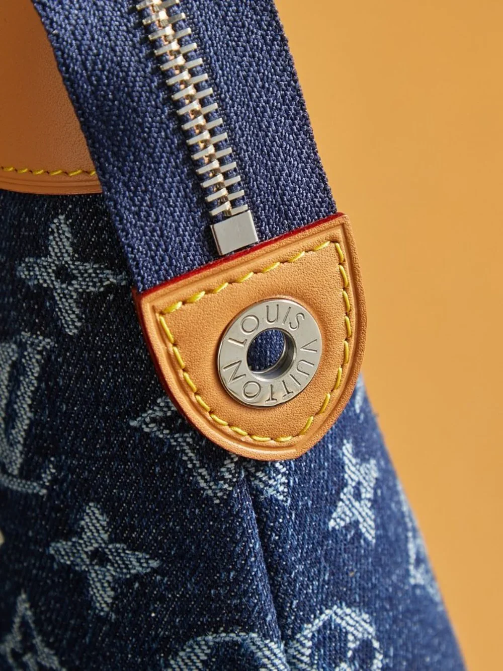 Louis Vuitton. dimensions 30
